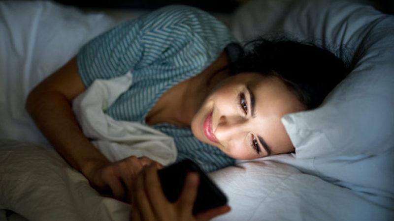 Uyumadan Önce Telefonla ’Oynamanın’ Uyku Kalitesine Etkisi Araştırıldı: Sonuçlar Hiç de Zannedildiği Gibi Değil