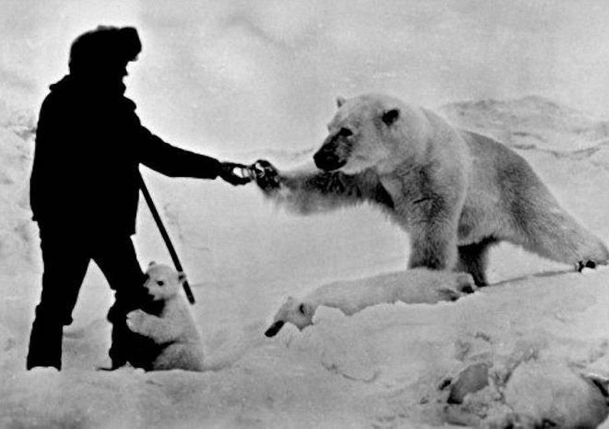 Geçtiğimiz Yüzyılda Çekilen Bu 24 Tarihî Fotoğrafa Bakarken Bir Sergide Geziyormuş Gibi Hissedeceksiniz