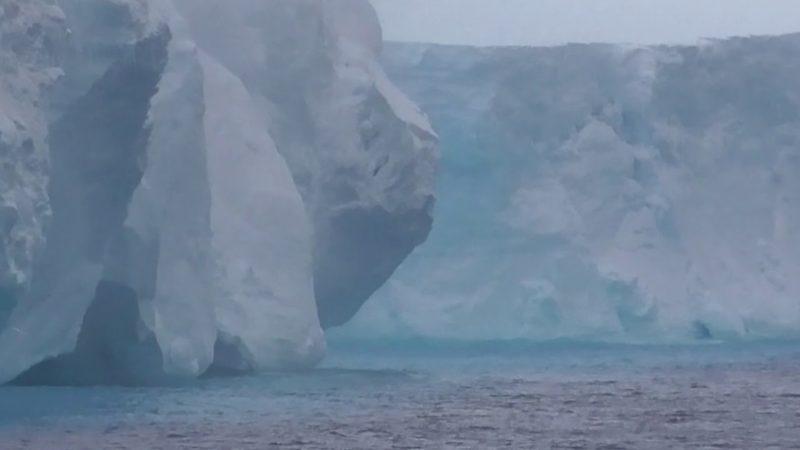 Penguen Kolonilerine Doğru Sürüklenen Gümüşhane Boyutunda Bir Buzdağı İkiye Ayrıldı