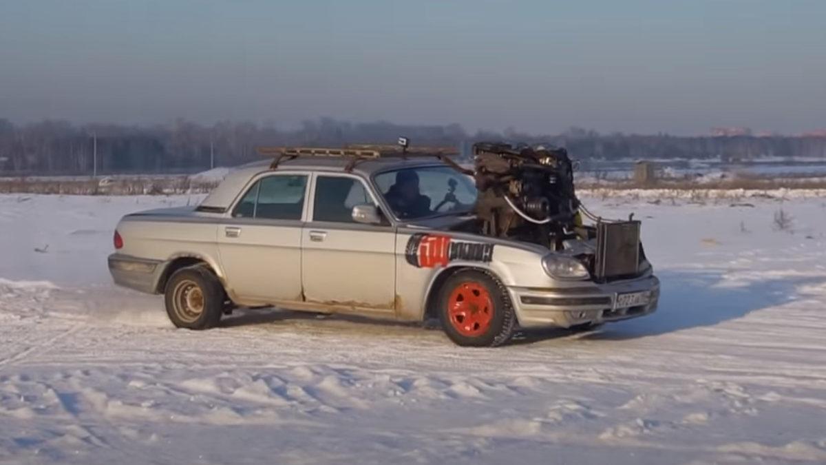 Rusya’da 4 Silindirli 3 Motor Birleştirilerek Devasa ’V12’ Motor Yapıldı (Video)