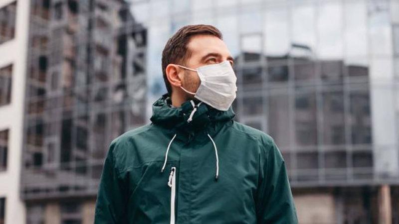 İngiliz Bilim İnsanı, Maskelerin Covid-19’un Yayılmasını Neden Engelleyemediğini Açıkladı