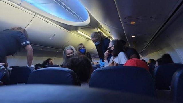 ABD’de Bir Koronavirüs Hastası, Uçakta Fenalaşarak Hayatını Kaybetti