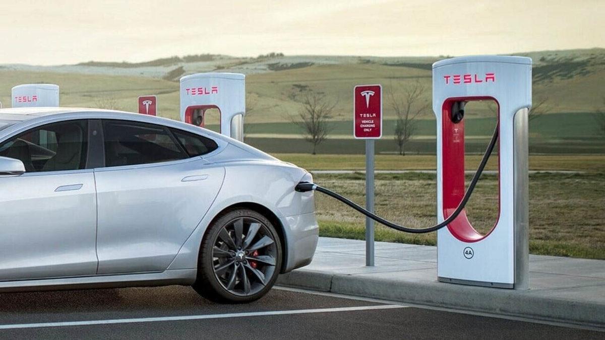 Tesla, Savaştan Kaçan Ukraynalılara Şarj İstasyonlarını Ücretsiz Hale Getirdi