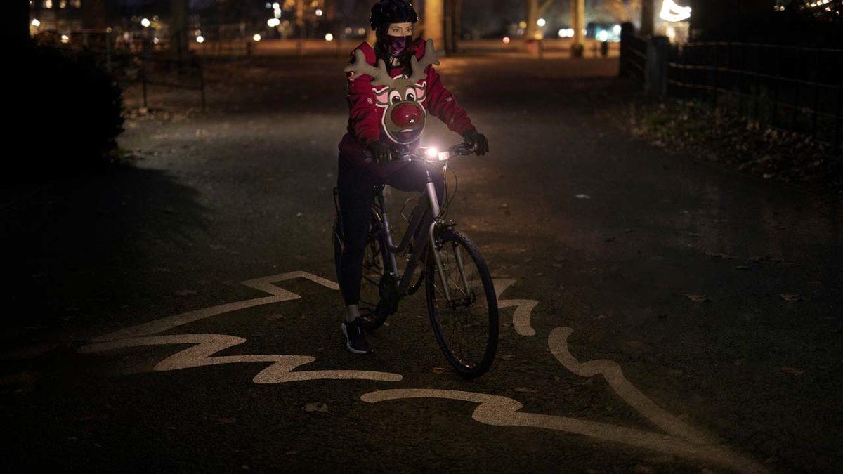 Ford, Sosyal Mesafenin Farkındalığını Artıran Teknolojik Yılbaşı Kazağını Duyurdu