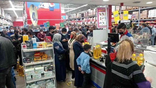 Ayçiçek Yağına Gelen Zam İzdihama Sebep Oldu: Zincir Marketler Sosyal Medyada ’Stokçuluk’ Yapmakla Suçlanıyor