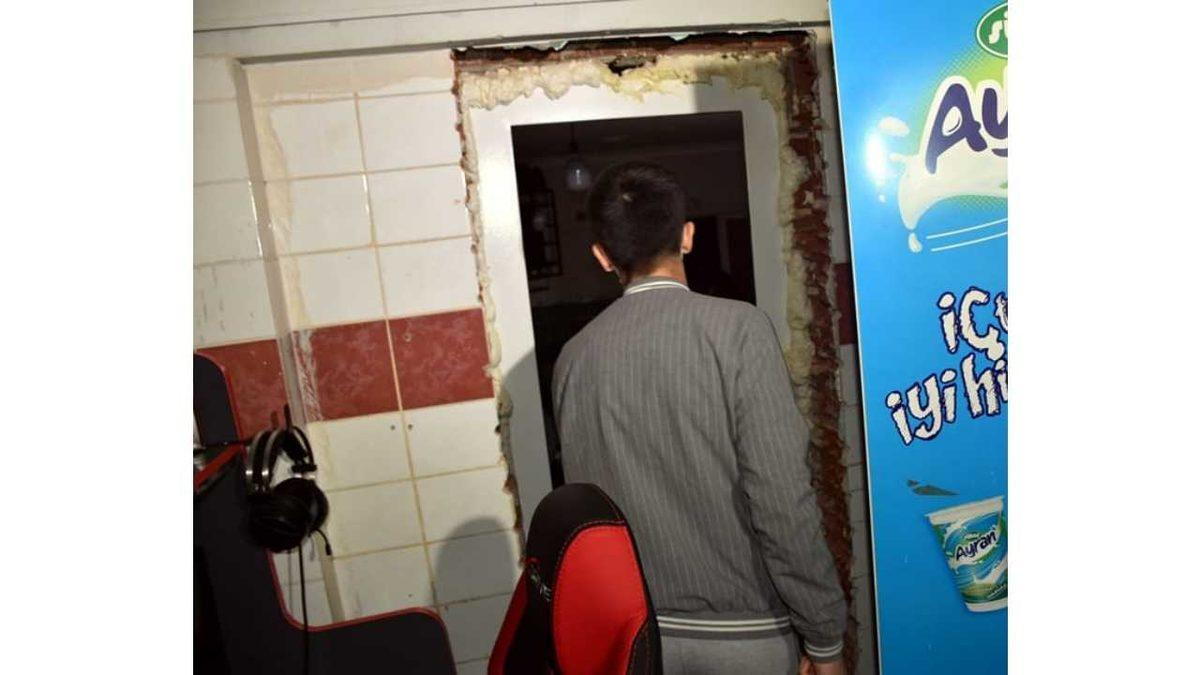 Yan Dükkanın Duvarını Delip İnternet Kafeye Giren Oyun Tutkunları(!) Polise Yakalandı [Video]