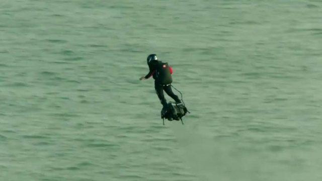 Esrarengiz Jetpack’li Adam, Los Angeles’ta Uçarken Görüntülendi