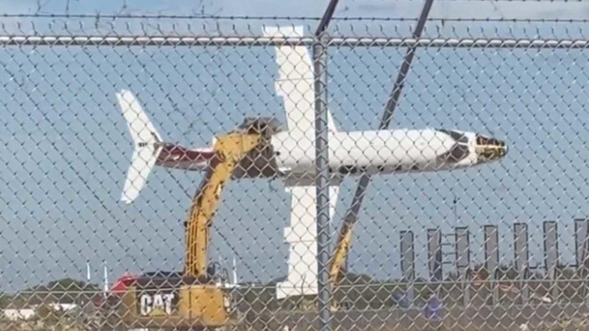 Bir İş Makinesi Tarafından Uçurulan(!) Uçağın Viral Videosu