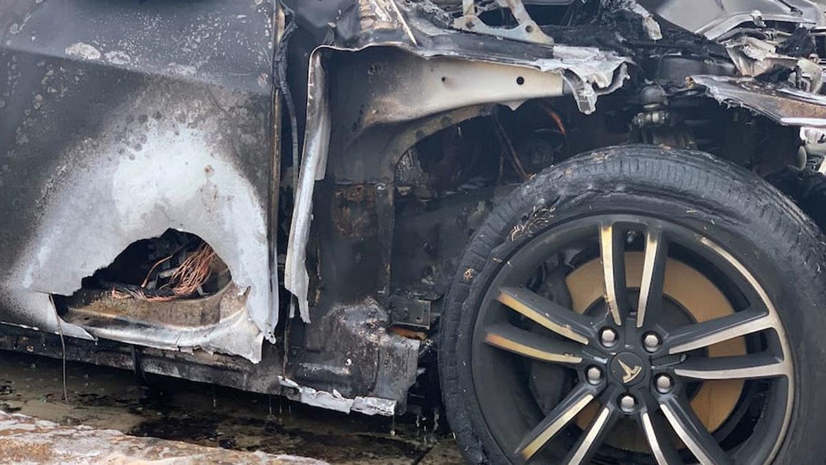 5 Yıllık Tesla Model S, Tam Olarak Bilinmeyen Bir Nedenden Dolayı Bir Anda Alev Aldı