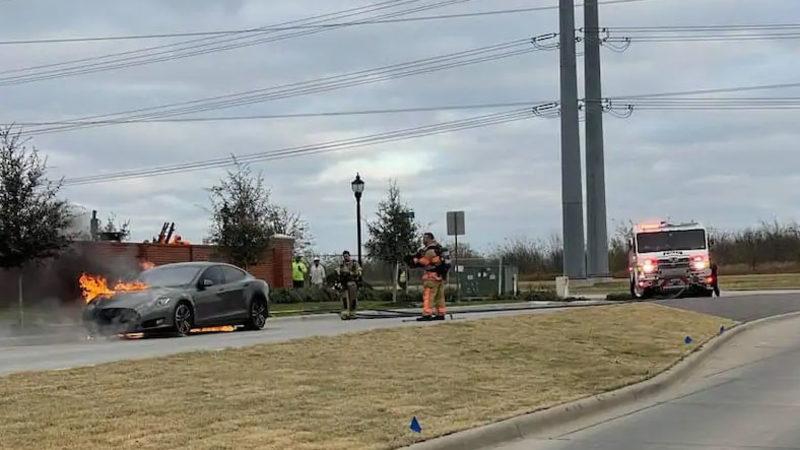 5 Yıllık Tesla Model S, Tam Olarak Bilinmeyen Bir Nedenden Dolayı Bir Anda Alev Aldı