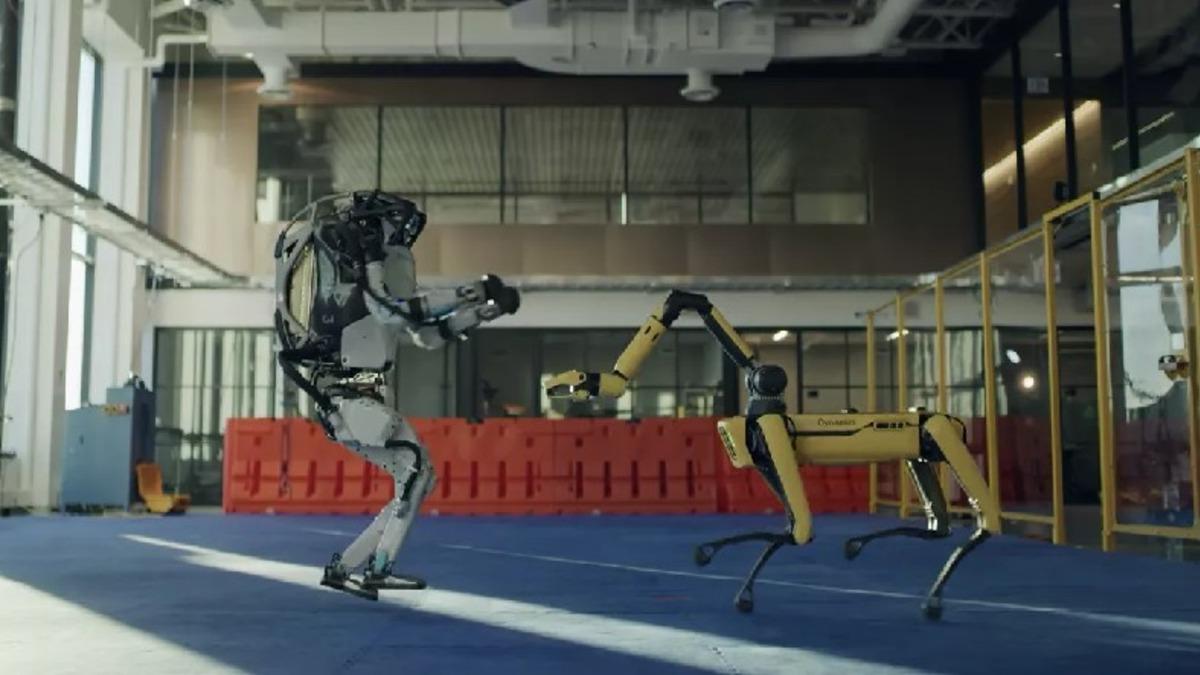 Boston Dynamics Robotlarının Dansçılara Taş Çıkartan Koreografisi [Video]