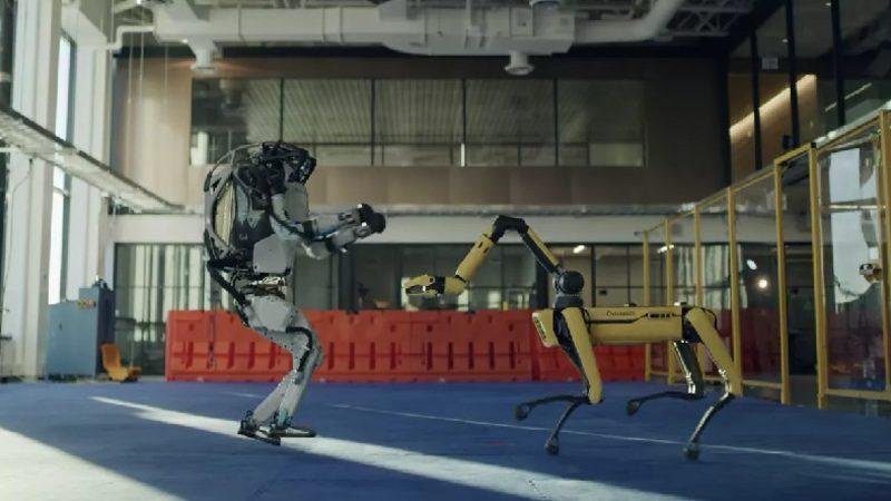 Boston Dynamics Robotlarının Dansçılara Taş Çıkartan Koreografisi [Video]