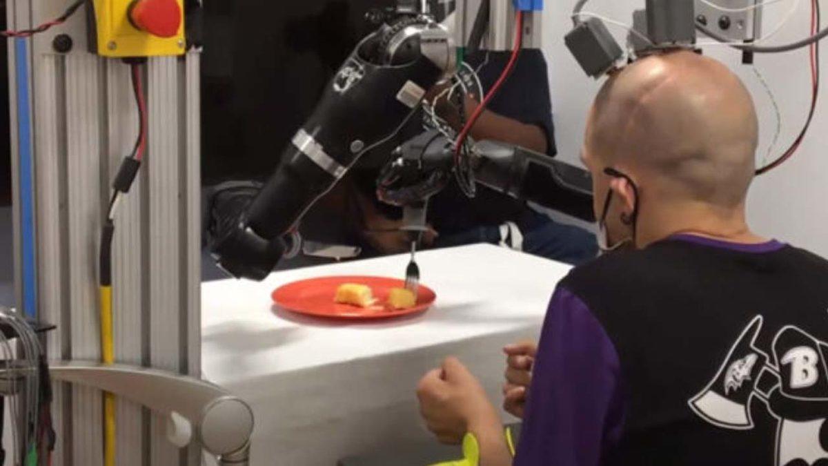 30 Yıldır Felç Olan Bir Adam, Beynine Yerleştirilen Çiplerle Robotik Kol Kullanmaya Başladı