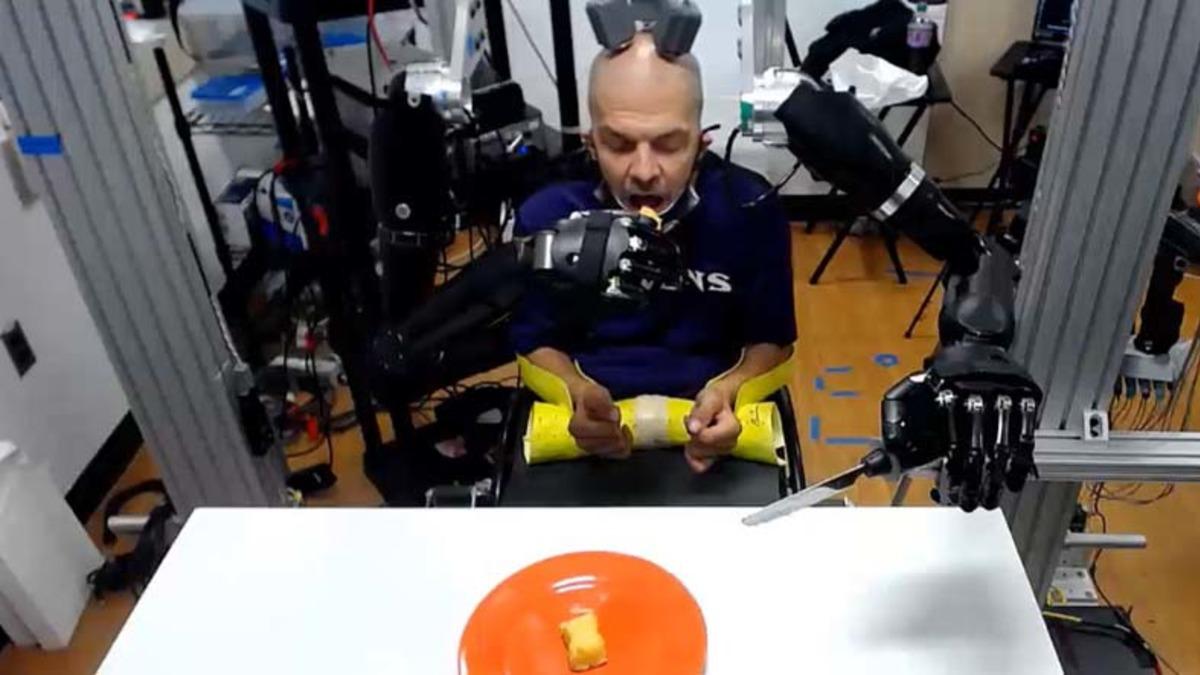 30 Yıldır Felç Olan Bir Adam, Beynine Yerleştirilen Çiplerle Robotik Kol Kullanmaya Başladı