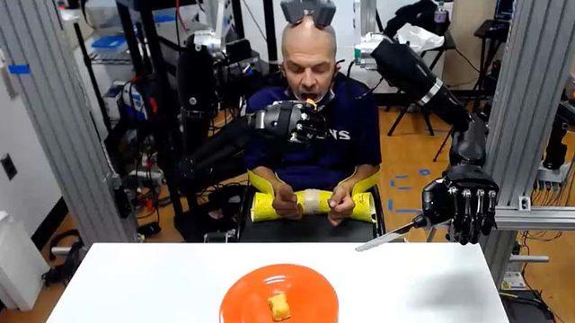 30 Yıldır Felç Olan Bir Adam, Beynine Yerleştirilen Çiplerle Robotik Kol Kullanmaya Başladı