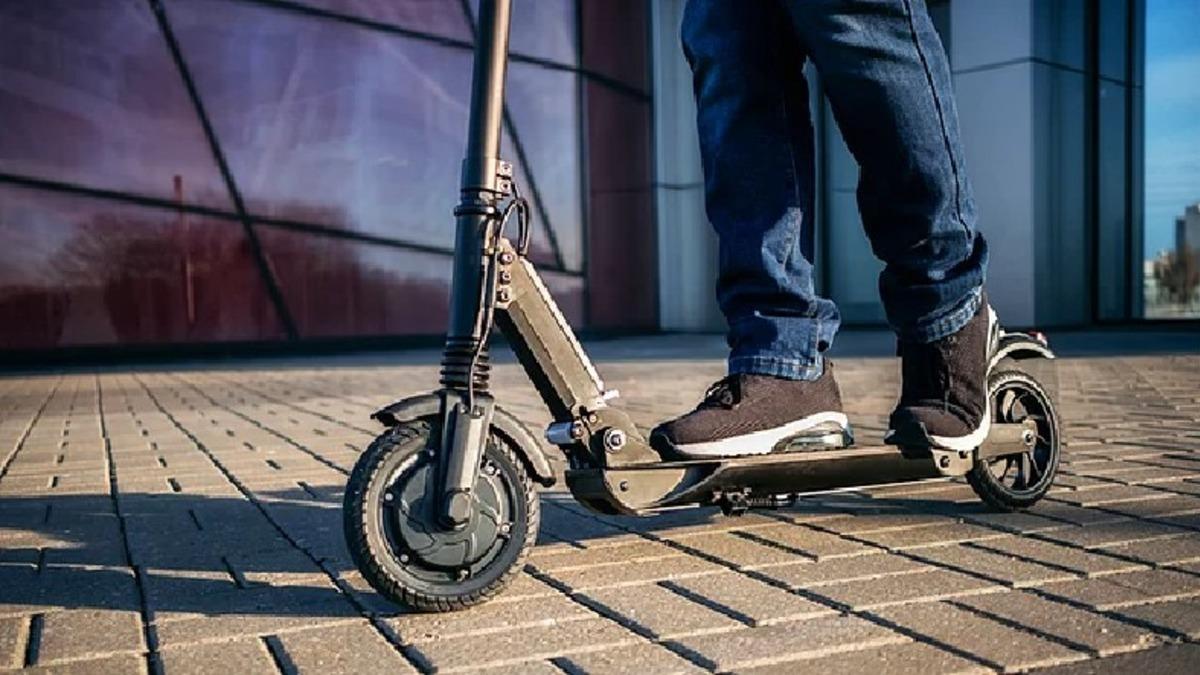 Elektrikli Scootera İki Kişi Binene Para Cezası Kesilecek
