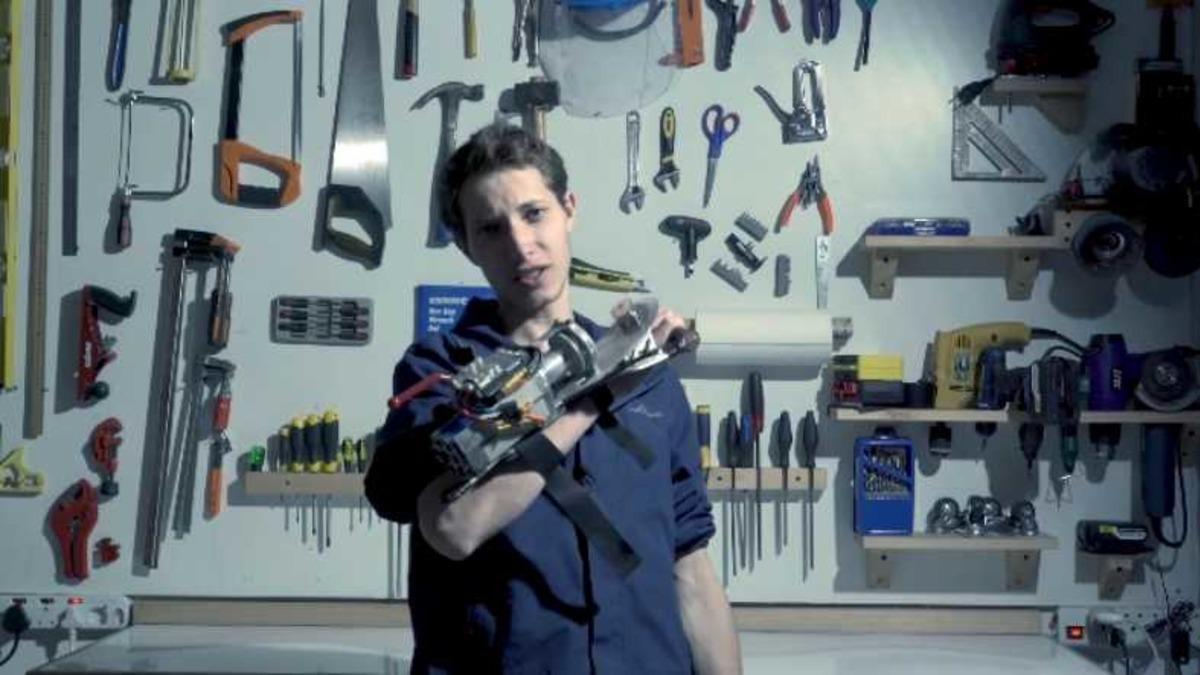 Bir YouTuber, Batman’vari Bir Tırmanma Silahı Geliştirdi (Video)