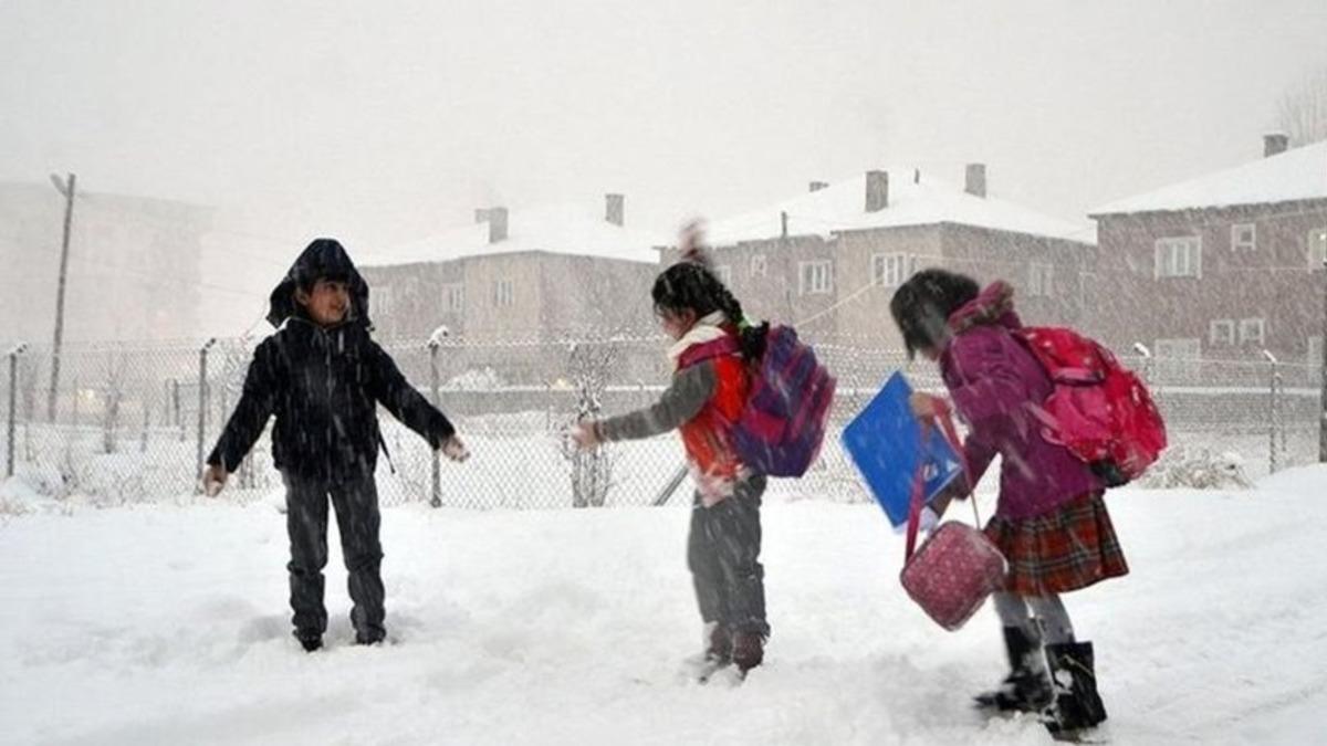 Tüm Türkiye Kara Gömüldü! 36 İlde Okullar Tatil Edildi