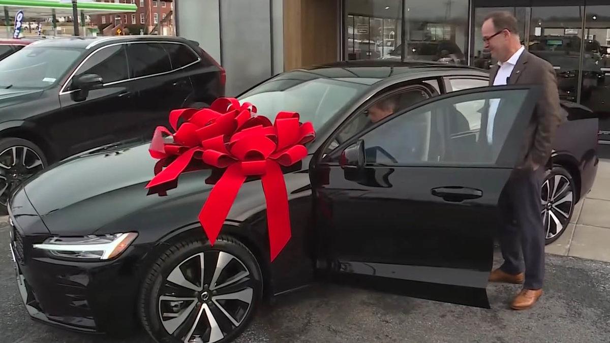 1991 Model Arabasıyla 1,6 Milyon KM Yol Yapan Adama Müthiş Sürpriz [Video]