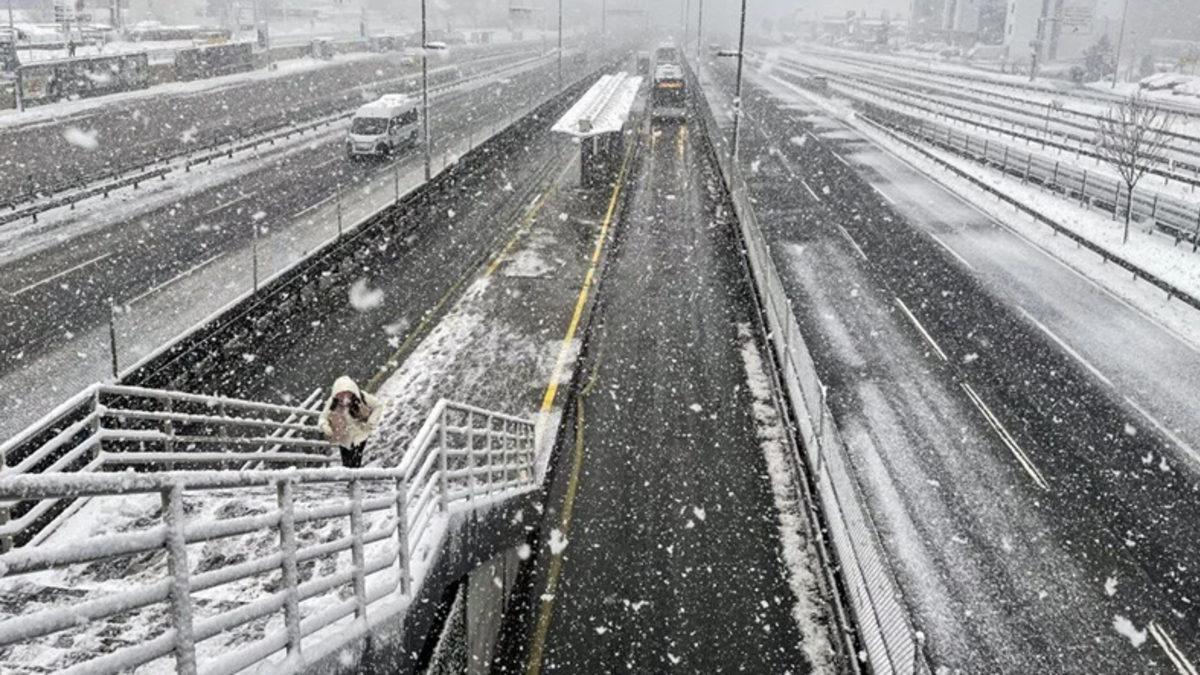 İstanbul’da Beklenen Kar Yağışı Etkili Oldu, Sosyal Medya Beyaza Büründü: İşte Şehirden Kar Manzaraları