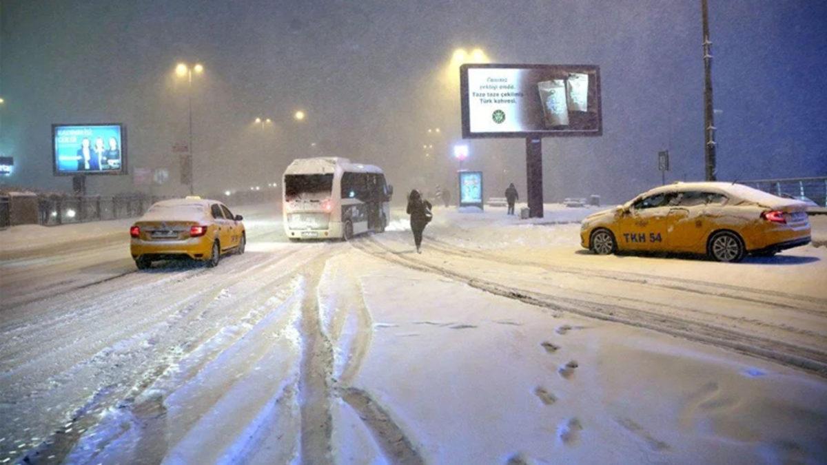 İstanbul’da Beklenen Kar Yağışı Etkili Oldu, Sosyal Medya Beyaza Büründü: İşte Şehirden Kar Manzaraları