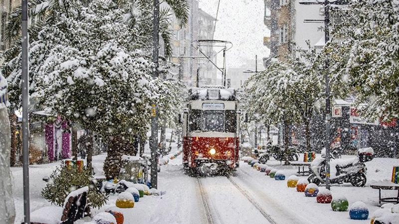 İstanbul’da Beklenen Kar Yağışı Etkili Oldu, Sosyal Medya Beyaza Büründü: İşte Şehirden Kar Manzaraları