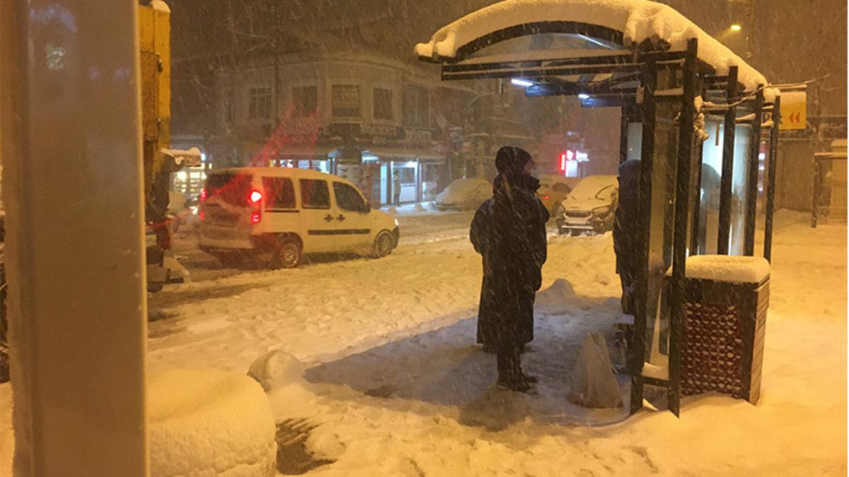 İstanbul’da Beklenen Kar Yağışı Etkili Oldu, Sosyal Medya Beyaza Büründü: İşte Şehirden Kar Manzaraları