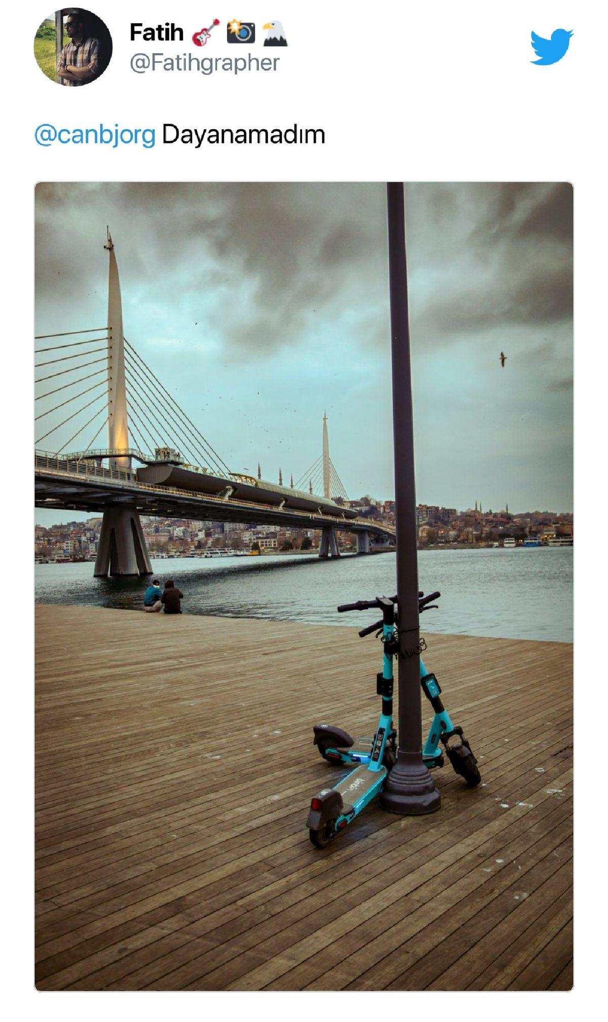 Sosyal Medyada Beğeni Yağmuruna Tutulan Karlar İçindeki Elektrikli Scooter Fotoğrafı NFT Oldu