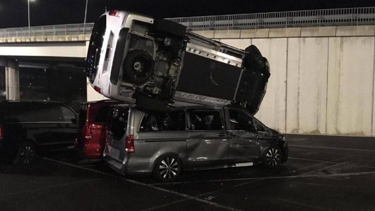 Mercedes-Benz Çalışanı Öfkeli İşçi, Fabrikaya Buldozerle Girdi: 50’den Fazla Araca Hasar Verdi