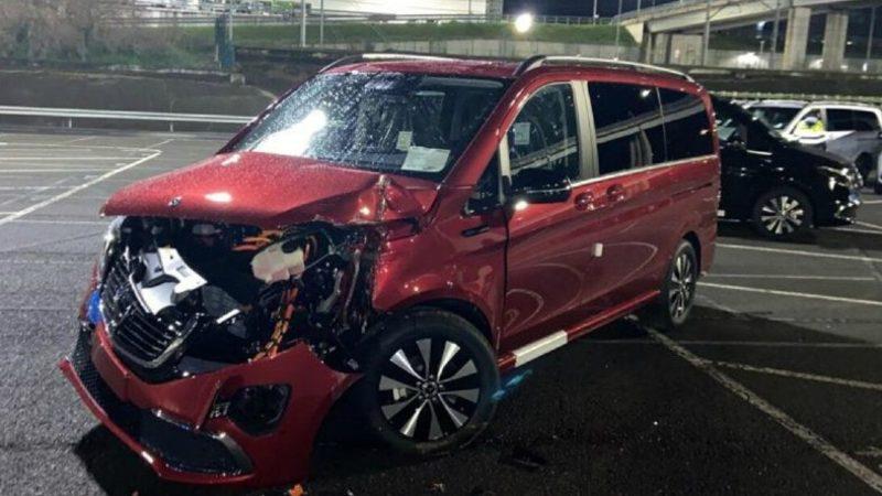 Mercedes-Benz Çalışanı Öfkeli İşçi, Fabrikaya Buldozerle Girdi: 50’den Fazla Araca Hasar Verdi