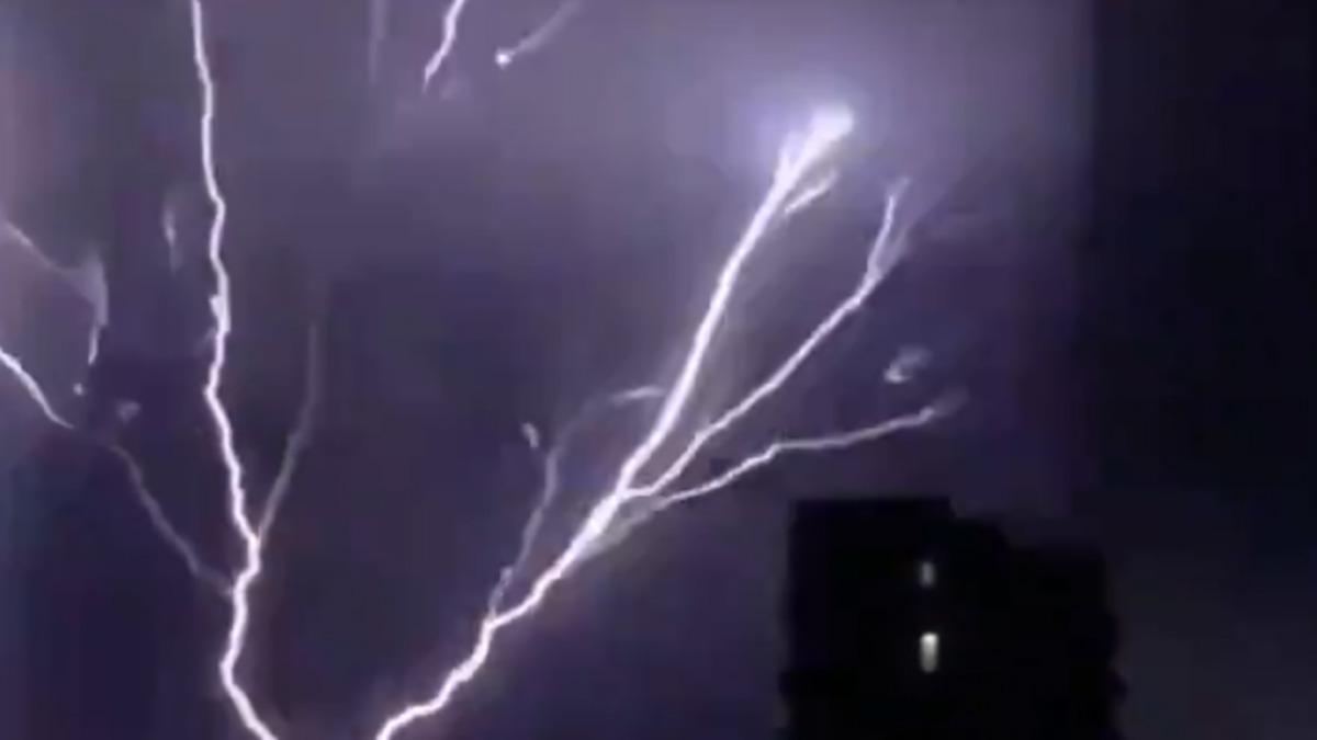 2021 Hızlı Başladı: İzmir’deki Şiddetli Gök Gürültülü Yağmurla İlgili Sosyal Medyada Yapılan Paylaşımlar