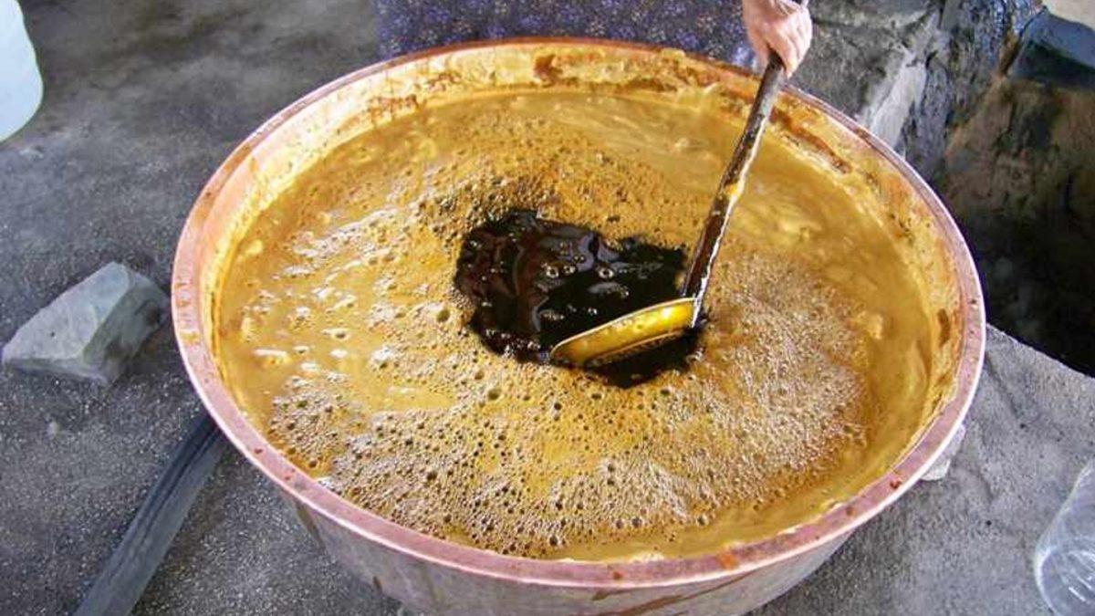 Kahvaltı Sofrasının Vazgeçilmezi Olan Pekmezin İçindeki Gizli Madde: Beyaz Toprak Sağlığa Zararlı mı?