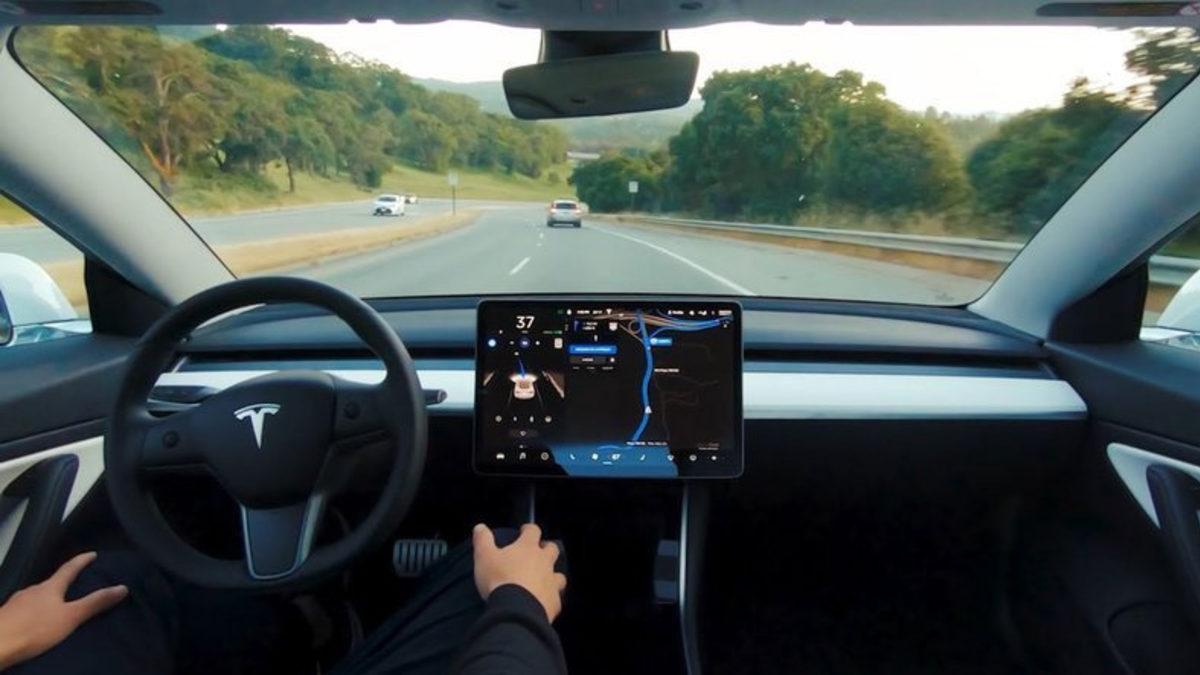 Tesla, Bir Çalışanını Otonom Sürüş Sistemini YouTube’da Paylaştığı İçin Kovdu