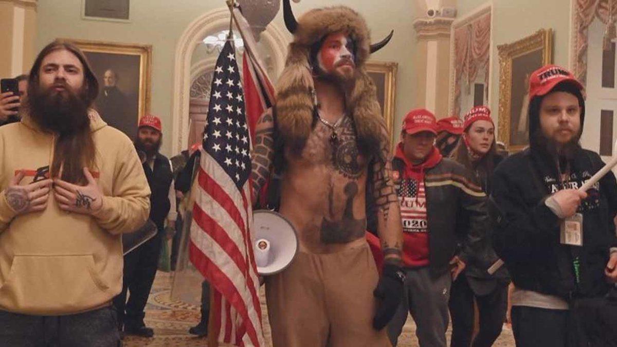 Donald Trump; Twitter’da 12, Facebook ve Instagram’da 24 Saatliğine Engellendi