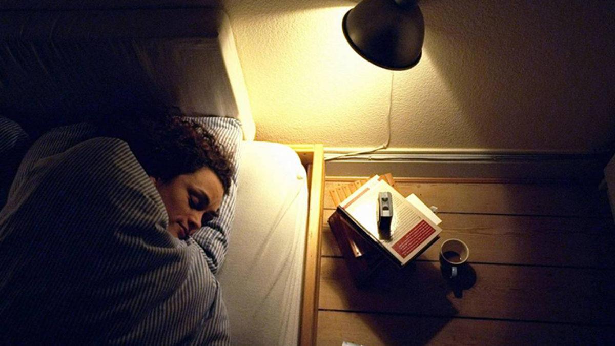 Televizyon Karşısında Uyumayı Sevenlere Kötü Haber: Uyku Esnasında Işığa Maruz Kalmak Diyabet ve Yüksek Tansiyona Sebep Olabilir