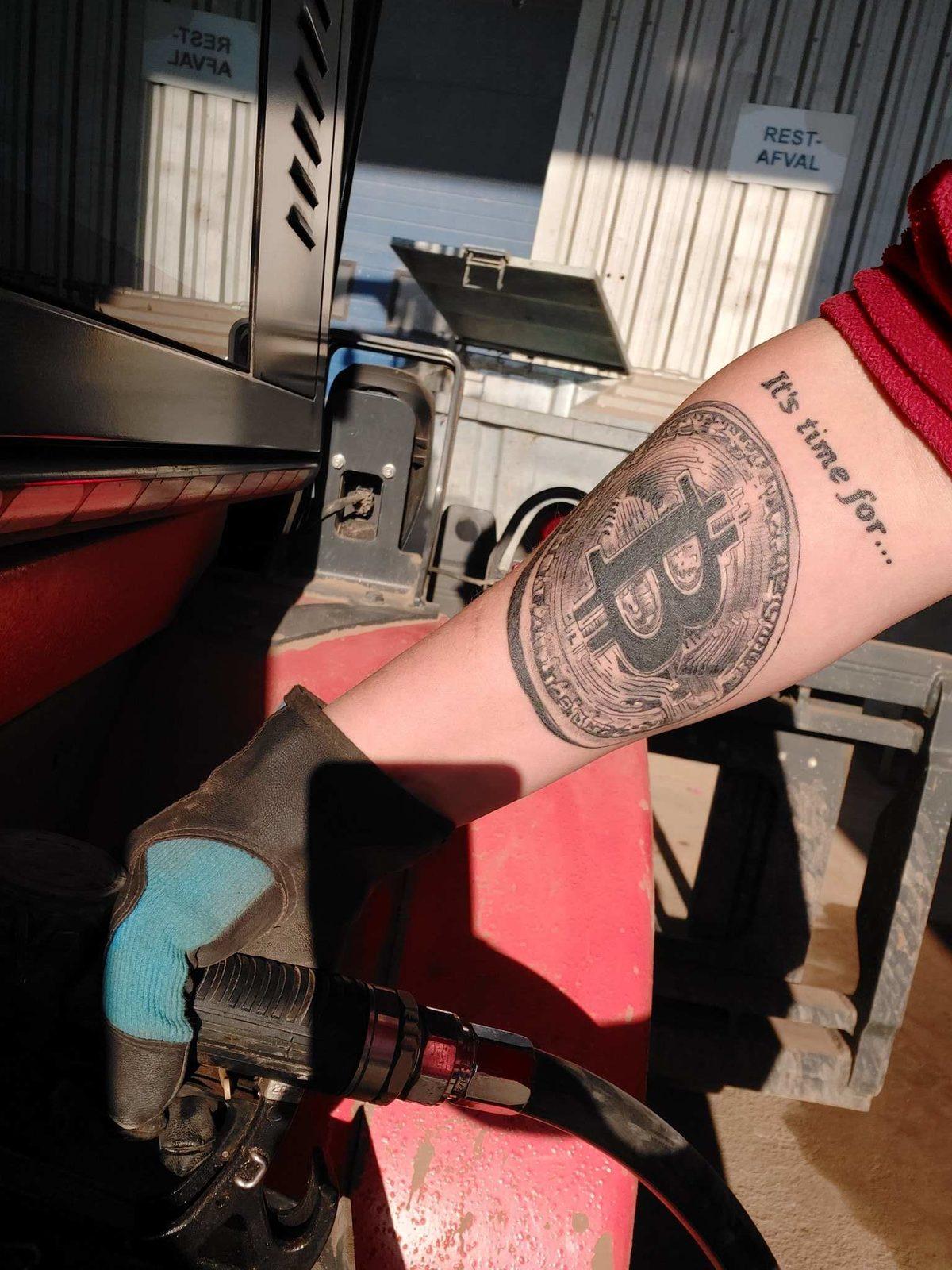 Vücutlarına Kripto Para Dövmesi Yaptıranların Sayısı Bir Yılda Rekor Artış Gösterdi: İşte Karşımıza Çıkan Bazı Örnekler