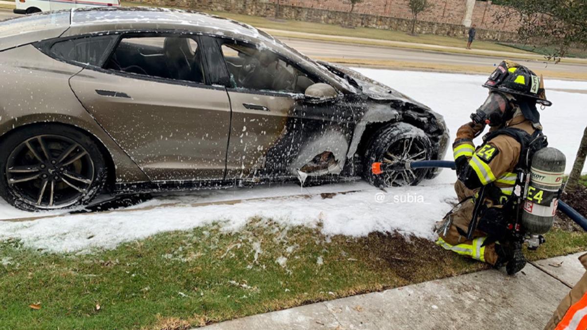 Bir Tesla Model S Daha Park Halindeyken Yandı