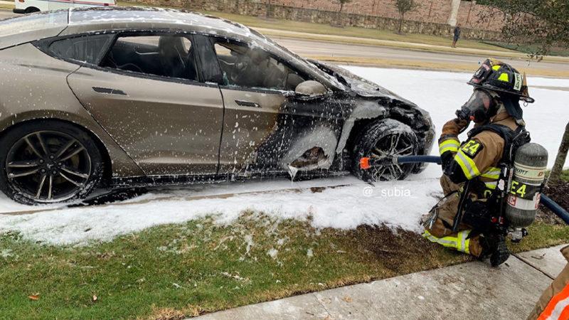 Bir Tesla Model S Daha Park Halindeyken Yandı