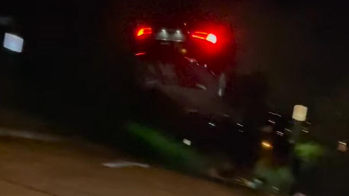 Tesla Model S ile ’Uçma’ Girişimi Kötü Bitti: Araba Perte Çıktı [Video]
