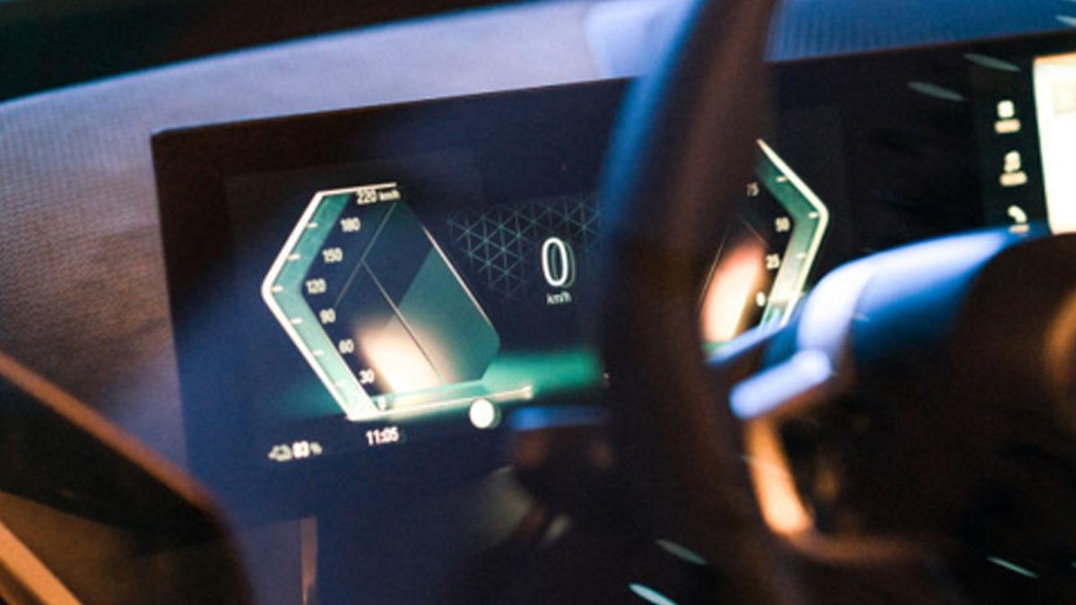 BMW, Elektrikli SUV Modeli iX’in Bir Hayli Geniş Olan Dijital Ekranını Tanıttı