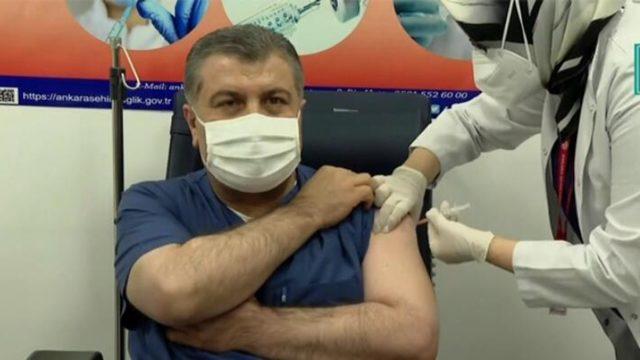 Sağlık Bakanı Fahrettin Koca Canlı Yayında Koronavirüs Aşısı Oldu