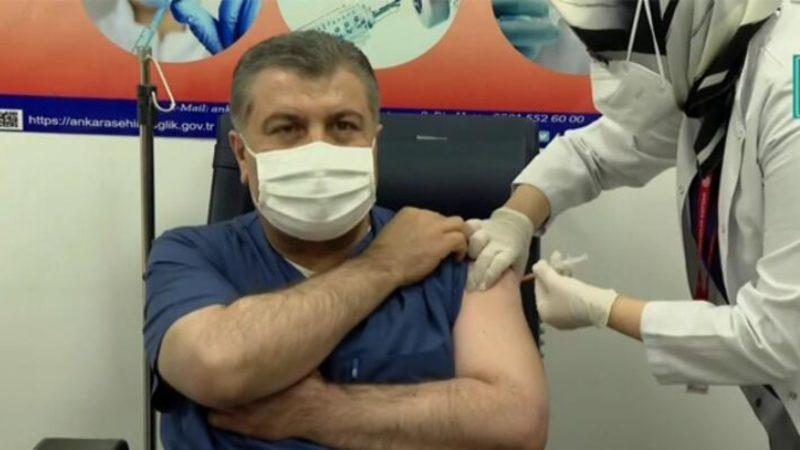 Sağlık Bakanı Fahrettin Koca Canlı Yayında Koronavirüs Aşısı Oldu