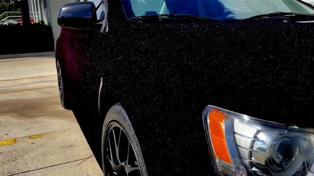 Uzayın Derinliklerine Bakıyormuşsunuz Gibi Hissettirecek, Dünyanın En Siyah ve Parıltılı Arabası