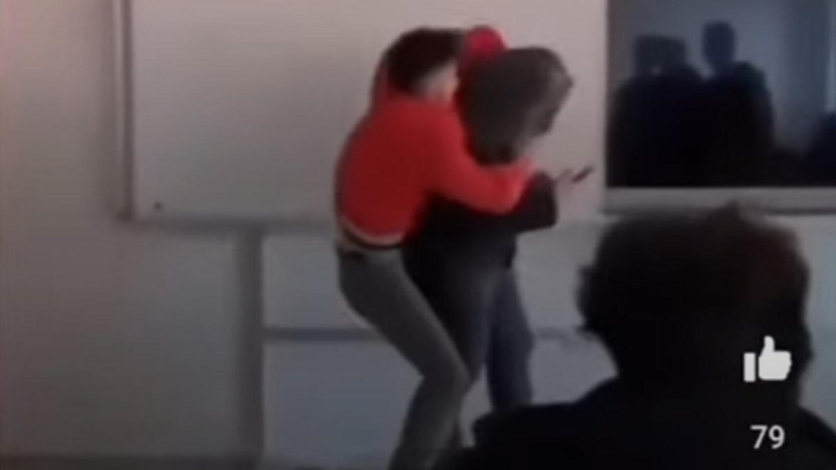 Sosyal Medyada Tepki Çeken ’Hocayı Paket Etme’ Videosu Hakkında Milli Eğitim’den Açıklama: Öğretmen Değil [Video]