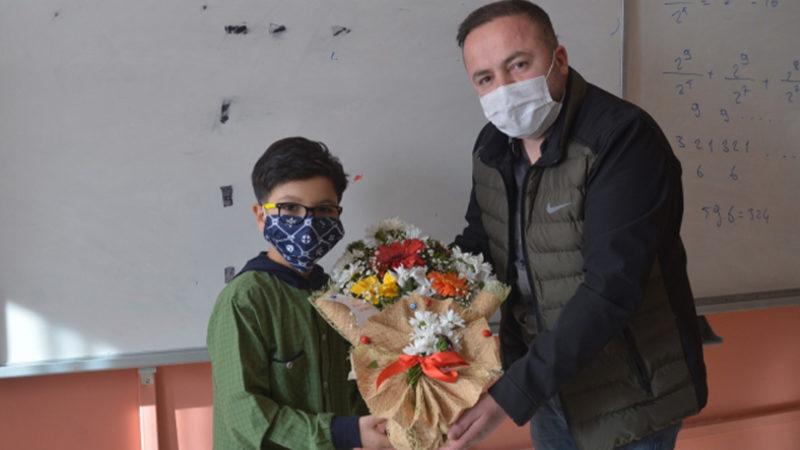 8 Yaşındaki Yusuf Eymen Velieceoğlu, Uluslararası Matematik Yarışmasında Dünya Birincisi Oldu