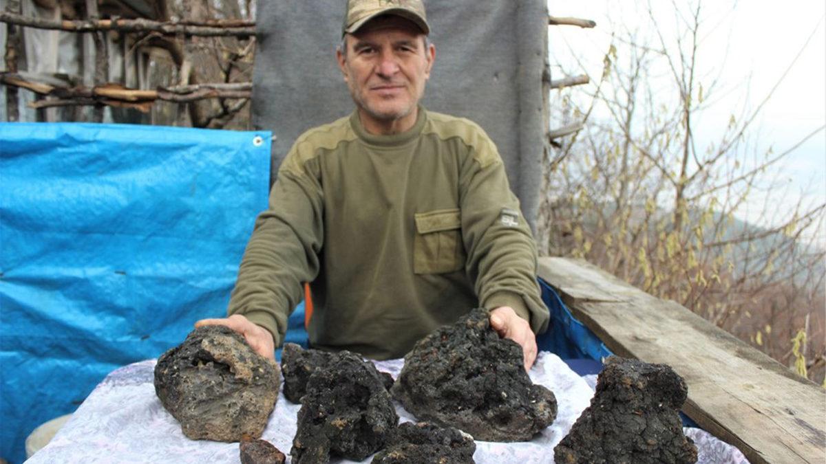 Bursa’da Bir Vatandaşın Evinin Çatısına Göktaşı Olduğu Düşünülen Taşlar Düştü