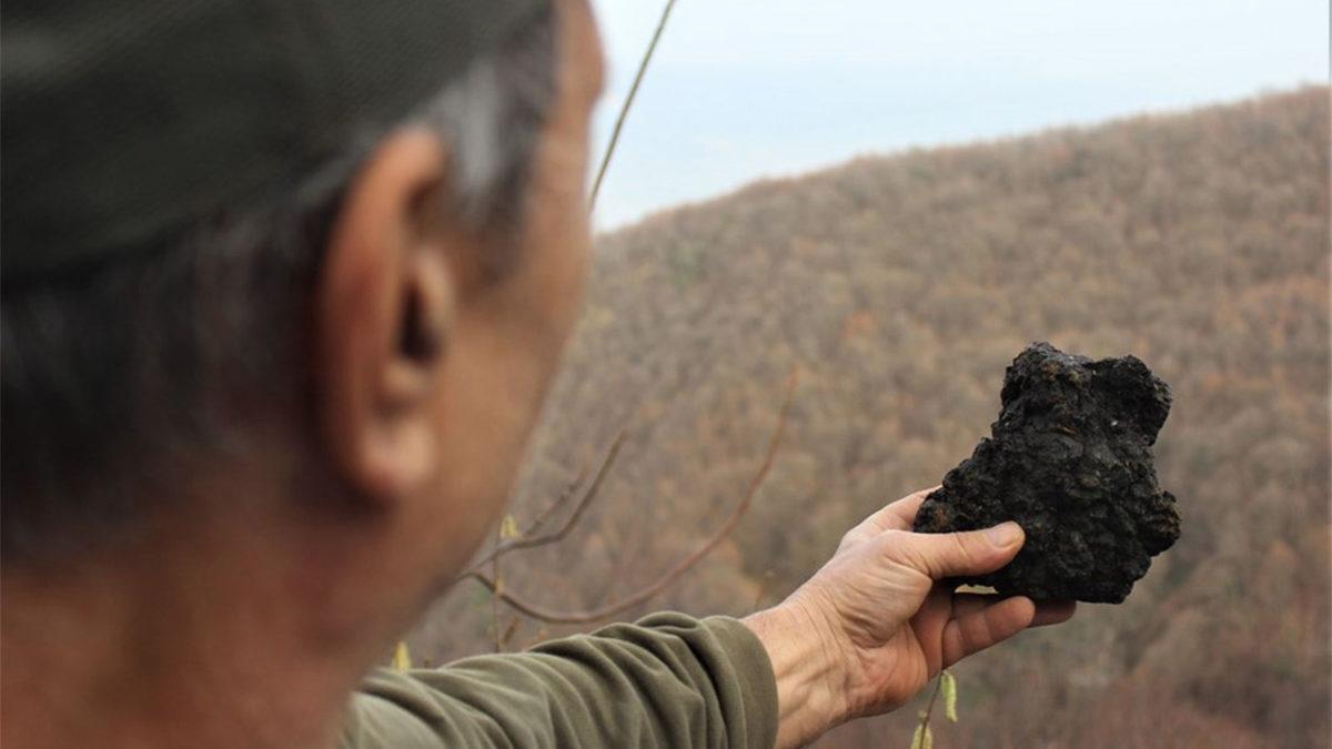 Bursa’da Bir Vatandaşın Evinin Çatısına Göktaşı Olduğu Düşünülen Taşlar Düştü