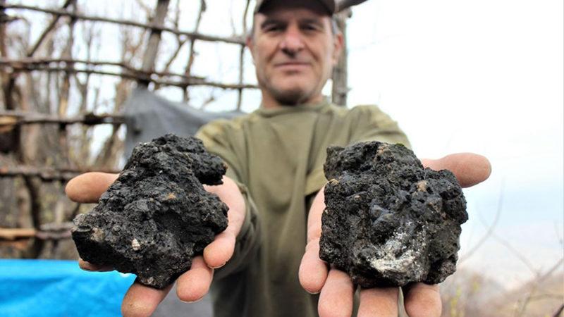 Bursa’da Bir Vatandaşın Evinin Çatısına Göktaşı Olduğu Düşünülen Taşlar Düştü