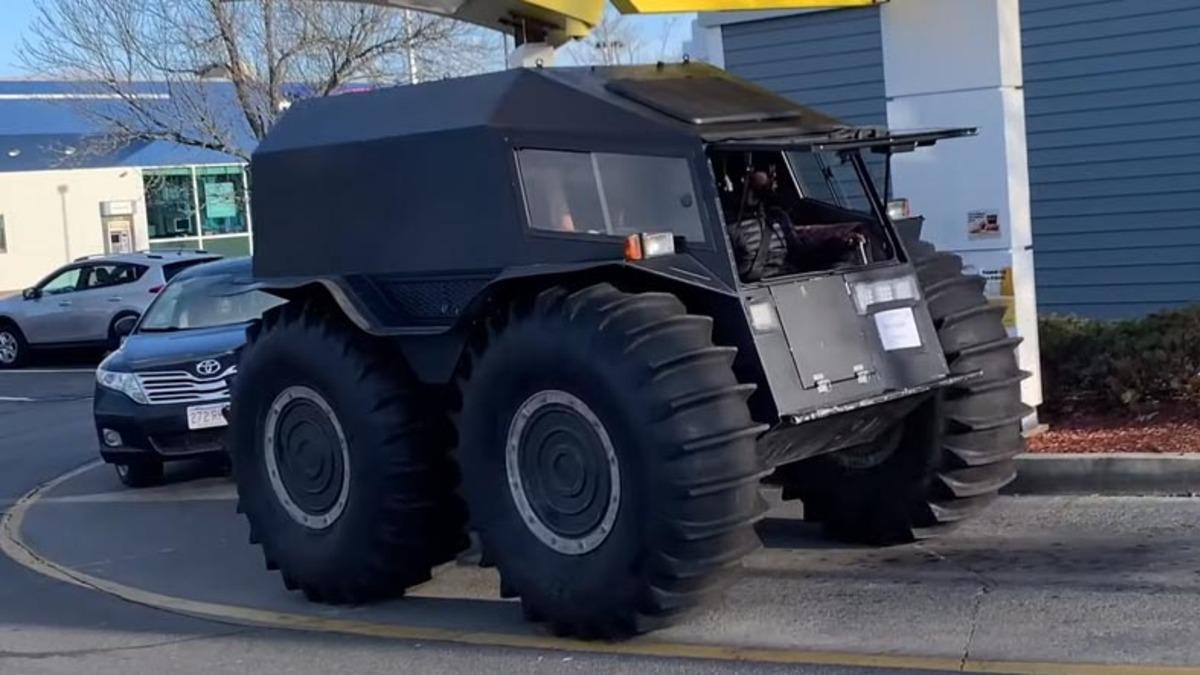 Devasa Boyutuyla Görenlere Defalarca Bakma İhtiyacı Hissettirecek Arazi Aracı [Video]