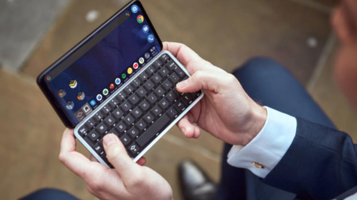 Fiziksel Klavyeye Sahip Android Telefon Astro Slide’ın Özellikleri Güncellendi